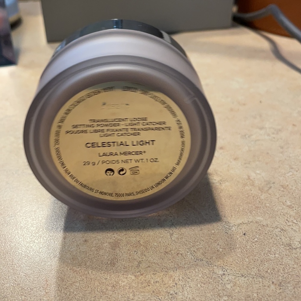 Laura Mercier Translucent Light Setting Powder - Picture 2 of 3
